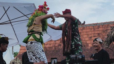 Sejumlah warga mengikuti Ritual Sakral Seblang Olehsari di Banyuwangi, Jawa Timur, Jumat (4/4/2025). Foto: kumparan