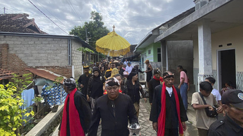 Sejumlah warga mengikuti Ritual Sakral Seblang Olehsari di Banyuwangi, Jawa Timur, Jumat (4/4/2025). Foto: kumparan