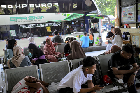Sejumlah penumpang menunggu kedatangan bus Antar Kota Antar Provinsi (AKAP) di Terminal Kampung Rambutan, Jakarta, Sabtu (5/4/2025). Foto: Jamal Ramadhan/kumparan