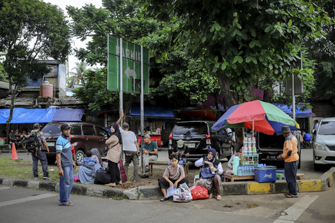 Sejumlah penumpang bus Antar Kota Antar Provinsi (AKAP) tiba di Terminal Kampung Rambutan, Jakarta, Sabtu (5/4/2025). Foto: Jamal Ramadhan/kumparan