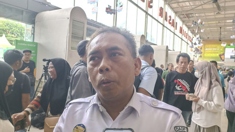 Asisten Manager Eksternal Humas KAI Daop 1 Jakarta, Tohari, di Stasiun Pasar Senen, Jakarta Pusat, Sabtu (5/4/2025). Foto: Zamachsyari/kumparan