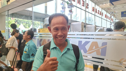 Pemudik, Slamet (46) tiba di Stasiun Pasar Senen, Jakarta Pusat, Sabtu (5/4/2025).  Foto: Zamachsyari/kumparan