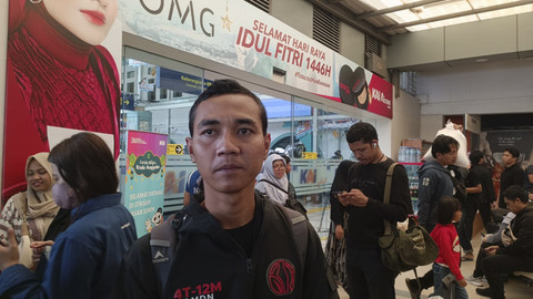 Pemudik, Amin (33) tiba di Stasiun Pasar Senen, Jakarta Pusat, Sabtu (5/4/2025). Foto: Zamachsyari/kumparan
