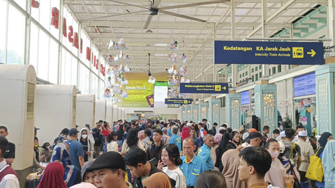 Suasana saat H+5 Lebaran di Stasiun Pasar Senen, Jakarta, Sabtu (5/4/2025).  Foto: Zamachsyari/kumparan