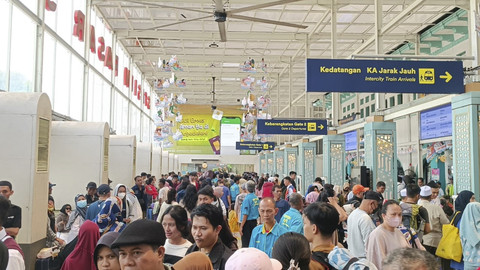 Suasana saat H+5 Lebaran di Stasiun Pasar Senen, Jakarta, Sabtu (5/4/2025).  Foto: Zamachsyari/kumparan