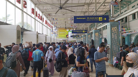 Suasana saat H+5 Lebaran di Stasiun Pasar Senen, Jakarta, Sabtu (5/4/2025).  Foto: Zamachsyari/kumparan