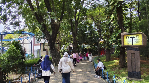 Sejumlah warga berwisata saat libur Lebaran di Ancol, Jakarta, Sabtu (5/4/2025). Foto: Alya Zahra/kumparan 