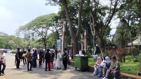 Sejumlah warga berwisata saat libur Lebaran di Ancol, Jakarta, Sabtu (5/4/2025). Foto: Alya Zahra/kumparan 