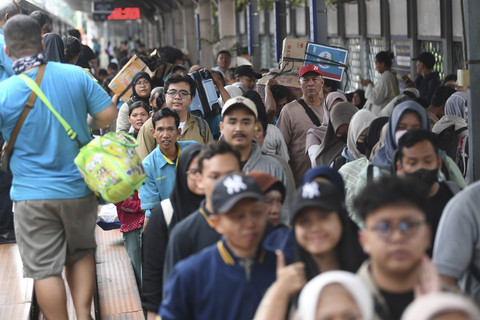 Sejumlah pemudik berjalan setibanya di Stasiun Pasar Senen, Jakarta, Sabtu (5/4/2025). Foto: Akbar Nugroho Gumay/ANTARA FOTO
