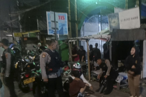 Polres Metro Jakarta Pusat menggerebek kelompok tawuran di Kemayoran, Jakarta Pusat pada Sabtu (5/4) dini hari. Foto: Dok. Polres Jakpus