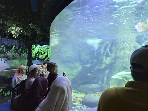 Ramainya pengunjung yang berwisata ke Sea World, Ancol, Jakarta Utara, Sabtu (5/4/2025). Foto: Alya Zahra/kumparan 