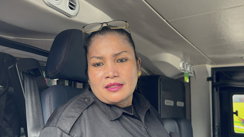 Sopir bus Adhi Prima jurusan Kampung Rambutan-Palembang, Marlina Simarmata di Terminal Bus Kampung Rambutan, Jakarta Timur pada Sabtu (5/4/2025).  Foto: Abid Raihan/kumparan
