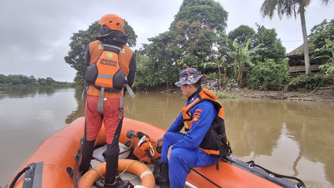 Tim SAR menelusuri sungai Ogan mencari dua bocah yang hilang. Foto : Dok. Basarnas Palembang
