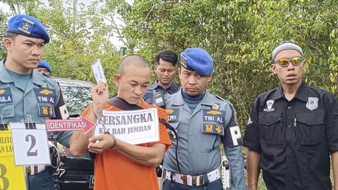 Jumran dalam rekonstruksi kasus pembunuhan wartawati di Banjarbaru, Kalimantan Selatan, Sabtu (5/4/2025). Foto: Istimewa