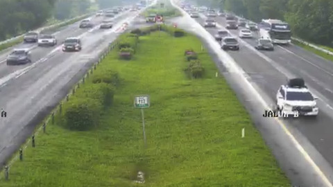 Tangkapan layar suasana Tol Cipali KM 117 arah Cikampek ramai lancar. Foto: Dok. CCTV Kementerian PU