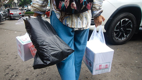 Warga pendatang yang memanfaatkan momen libur lebaran untuk membeli pempek di kawasan sentra kuliner 26 Ilir Palembang, Sabtu (5/4) Foto: ary/urban id