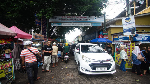 Kawasan sentra kuliner pempek Palembang yang kerap dipadati warga lokal maupun pendatang untuk berburu Oleh-oleh saat libur lebaran, Sabtu (5/4) Foto: ary/urban id