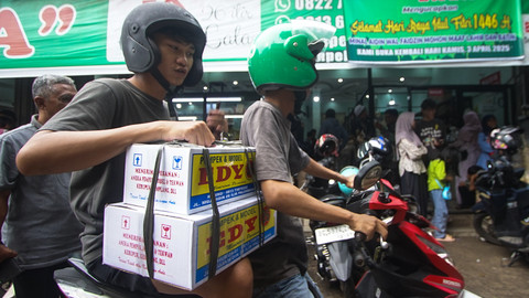 Salah satu warga yang membeli pempek sebagai Oleh-oleh saat libur lebaran di Palembang, Sabtu (5/4) Foto: ary/urban id