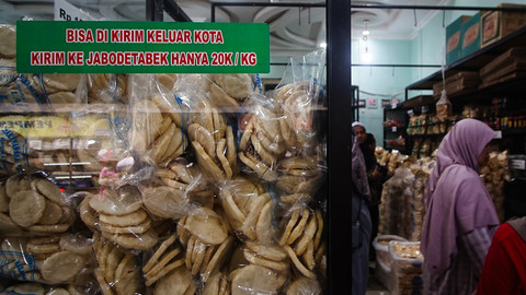 Warga pendatang yang juga berburu Oleh-oleh lainnya di salah satu kios pempek Palembang saat libur lebaran, Sabtu (5/4) Foto: ary/urban id