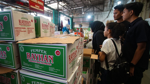 Antrean warga yang memanfaatkan libur lebaran di Palembang untuk membeli pempek di salah satu kios yang berlokasi di kawasan Jalan Merdeka, Sabtu (5/4) Foto: ary/urban id