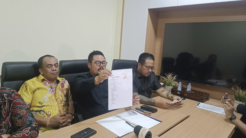 Kuasa Hukum Lisa Mariana, Markus Nababan dengan rekan-rekan dalam konferensi pers di Jaksel, Sabtu (5/4/2025). Foto: Thomas Bosco/kumparan
