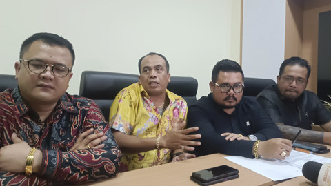 Kuasa Hukum Lisa Mariana, Markus Nababan dengan rekan-rekan dalam konferensi pers di Jaksel, Sabtu (5/4/2025). Foto: Thomas Bosco/kumparan
