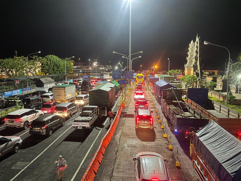 Antrean kendaraan dari Pelabuhan Gilimanuk, Bali pada mudik Lebaran 2025. Foto: Dok. ASDP