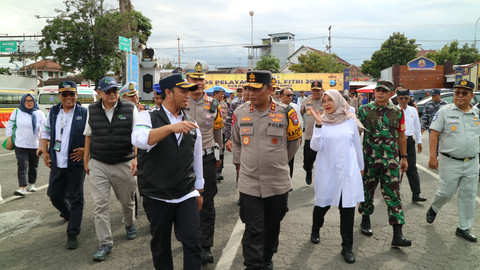 Kapolda Jawa Timur Irjen Pol Nanang Avianto (tengah) bersama Bupati Banyuwangi Ipuk Fiestiandani (ketiga dari kanan) saat meninjau Pelabuhan Ketapang, Banyuwangi menghadapi arus balik Lebaran 2025. Foto: Dok. ASDP