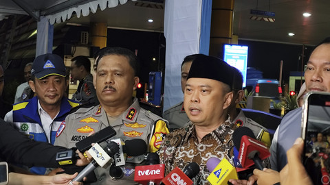 Kakorlantas Polri Irjen Agus Suryonugroho dan Menteri Perhubungan Dudy Purwagandhi di Gerbang Tol Banyumanik, Jawa Tengah, Sabtu (5/4/2025). Foto: Jonathan Devin/kumparan
