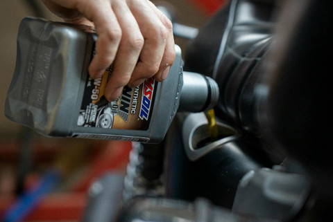 Ilustrasi rekomendasi oli motor full synthetic - Sumber: pexels.com/@lpfstudio023/