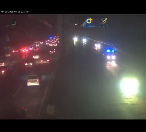 Arus lalu lintas tol Jakarta-Cikampek pada Minggu dini hari Foto: Dok. CCTV Travoy Jasa Marga