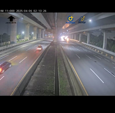 Arus lalu lintas tol Jakarta-Cikampek pada Minggu dini hari Foto: Dok. CCTV Travoy Jasa Marga