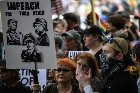 Pendemo di jalanan Houston, Texas, pada Sabtu (6/4) mereka berdemo terkait kebijakan Presiden Donald Trump dan asistennya Elon Musk. Foto: Ronaldo Schemidt/AFP