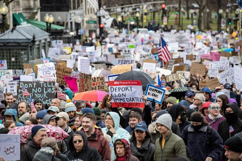 Demonstran di Boston, Massachussets, terkait kebijakan Trump, pada Sabtu (5/4). Foto: Joseph Prezioso/AFP