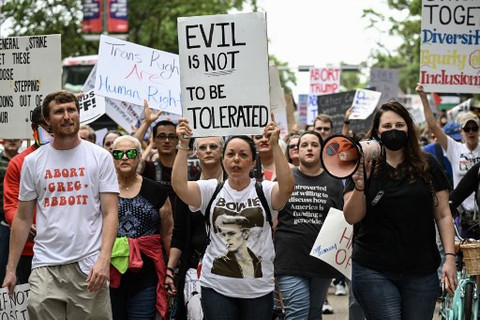 Pendemo di jalanan Houston, Texas, pada Sabtu (6/4) mereka berdemo terkait kebijakan Presiden Donald Trump dan asistennya Elon Musk. Foto: Ronaldo Schemidt/AFP