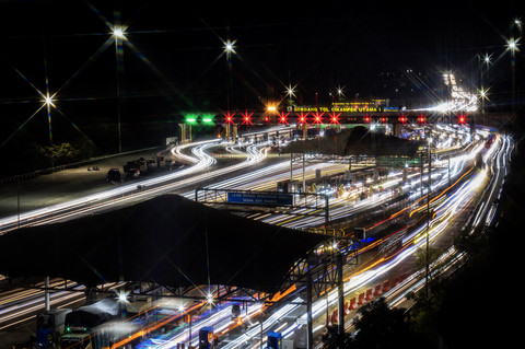 Kendaraan pemudik melaju saat keluar dari Gerbang Tol Cikampek Utama di Karawang, Jawa Barat, Minggu (6/4/2025). Foto: ANTARA FOTO/Bayu Pratama S