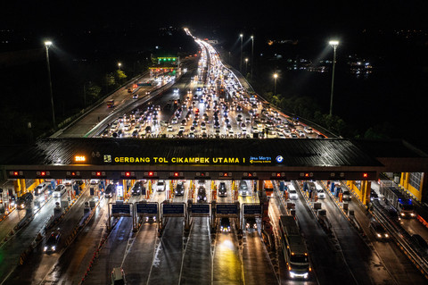 Foto udara sejumlah kendaraan antre memasuki gerbang tol Cikampek Utama di Karawang, Jawa Barat, Sabtu (5/4/2025). Foto: ANTARA FOTO/Bayu Pratama S