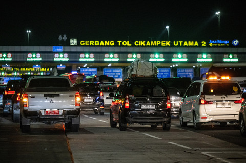Sejumlah kendaraan antre memasuki gerbang tol Cikampek Utama di Karawang, Jawa Barat, Sabtu (5/4/2025). Foto: ANTARA FOTO/Bayu Pratama S