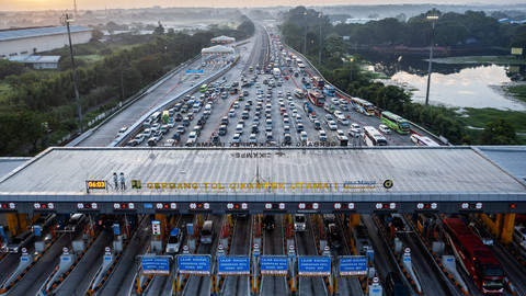 Foto udara sejumlah kendaraan pemudik melaju perlahan di Gerbang Tol Cikampek Utama, Karawang, Jawa Barat, Minggu (6/4/2025). Foto: ANTARA FOTO/Bayu Pratama S