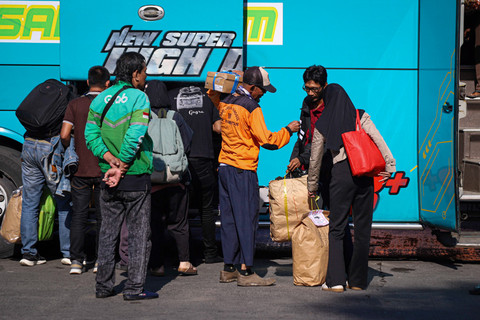 Sebagai ilustrasi: para pemudik turun dari bus usai tiba di Terminal Kampung Rambutan, Jakartan di H+6 Lebaran pada Minggu (6/4/2025). Foto: Iqbal Firdaus/kumparan