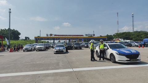 Suasana pembukaan one way nasional di Gerbang Tol Kalikangkung, Jateng, Minggu (6/4). Foto: Jonathan Devin/kumparan