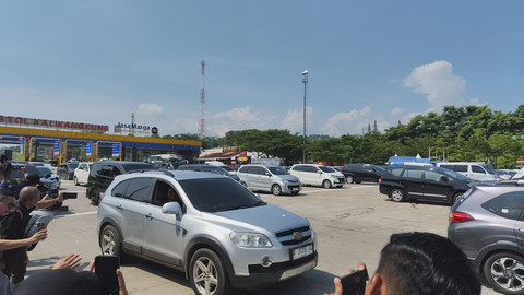 Pembukaan one way nasional di Gerbang Tol Kalikangkung, Jateng, Minggu (6/4). Foto: Jonathan Devin/kumparan