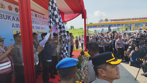 Pembukaan one way nasional di Gerbang Tol Kalikangkung, Jateng, Minggu (6/4). Foto: Jonathan Devin/kumparan