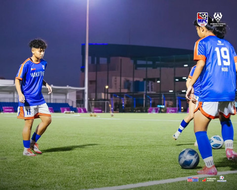 Sheva Imut sedang pemanasan sebelum menghadapi University of Philippines di laga perdana Liga Filipina Wanita, Kamis (3/4). Foto: Makati FC