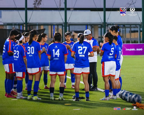 Makati FC sedang berkumpul sebelum menghadapi University of Philippines di laga perdana Liga Filipina Wanita, Kamis (3/4). Foto: Makati FC