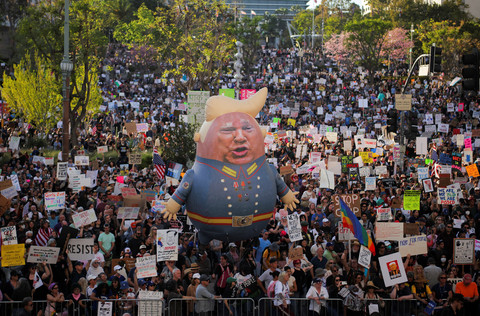 Demonstran ikut serta dalam protes "Hands Off!" terhadap Presiden AS Donald Trump dan penasihatnya Elon Musk, di Los Angeles, California, AS, 5 April 2025. Foto: REUTERS/Daniel Cole