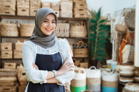 Belanja oleh-oleh di perjalanan pulang jadi cepat dengan fitur QRIS di BRImo. Foto: Odua Images/Shutterstock