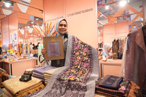 UMKM Unici Songket Silungkang sukses mengembangkan kain songket di pasar nasional hingga internasional. Foto: dok. BRI