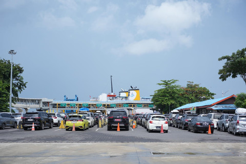 Tercatat sebanyak 35.965 unit kendaraan menyeberang dari Sumatera ke Jawa melalui Pelabuhan Bakauheni, Panjang, BBJ Muara Pilu, dan Wika Beton pada H+4. Foto: dok. ASDP