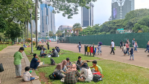 Suasana di dalam kawasan Monas, Jakarta Pusat, Minggu (6/4). Foto: Zamachsyari/kumparan
